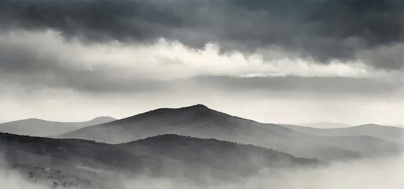Pintura De Paisaje Abstracto Paisaje Montañoso Brumoso Con Colinas Grises Y Cielo Oscuro