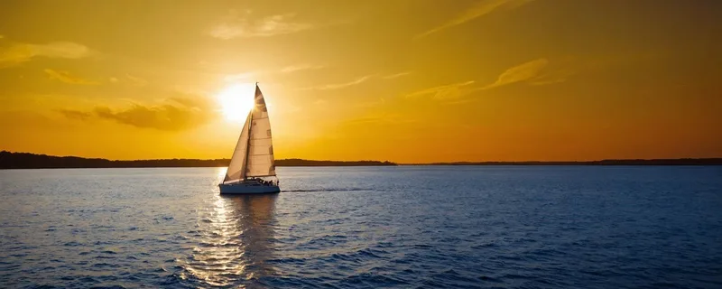 Quadro Paesaggio Mare Tramonto Dorato Con Barca A Vela In Mare